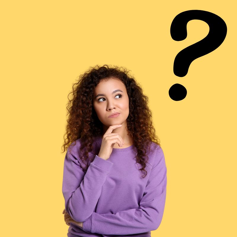 femme qui s'interroge sur une idée de cadeau