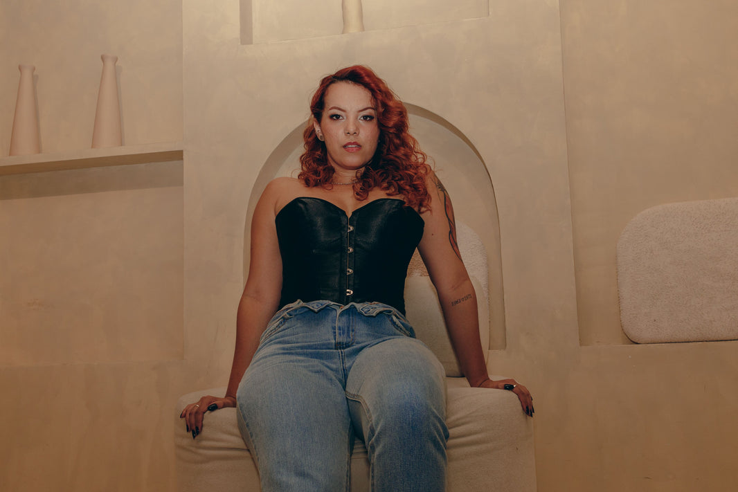 Femme portant un bustier dans un intérieur élégant