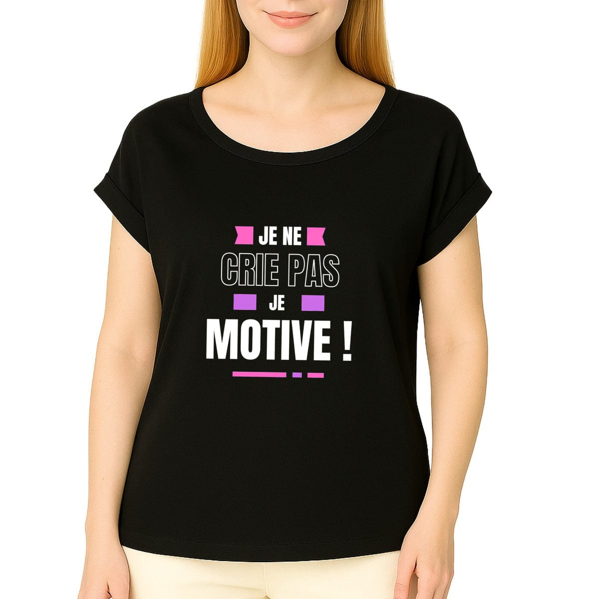 Femme portant un t-shirt humour décalé noir avec l’inscription "Je ne crie pas, je motive !"
