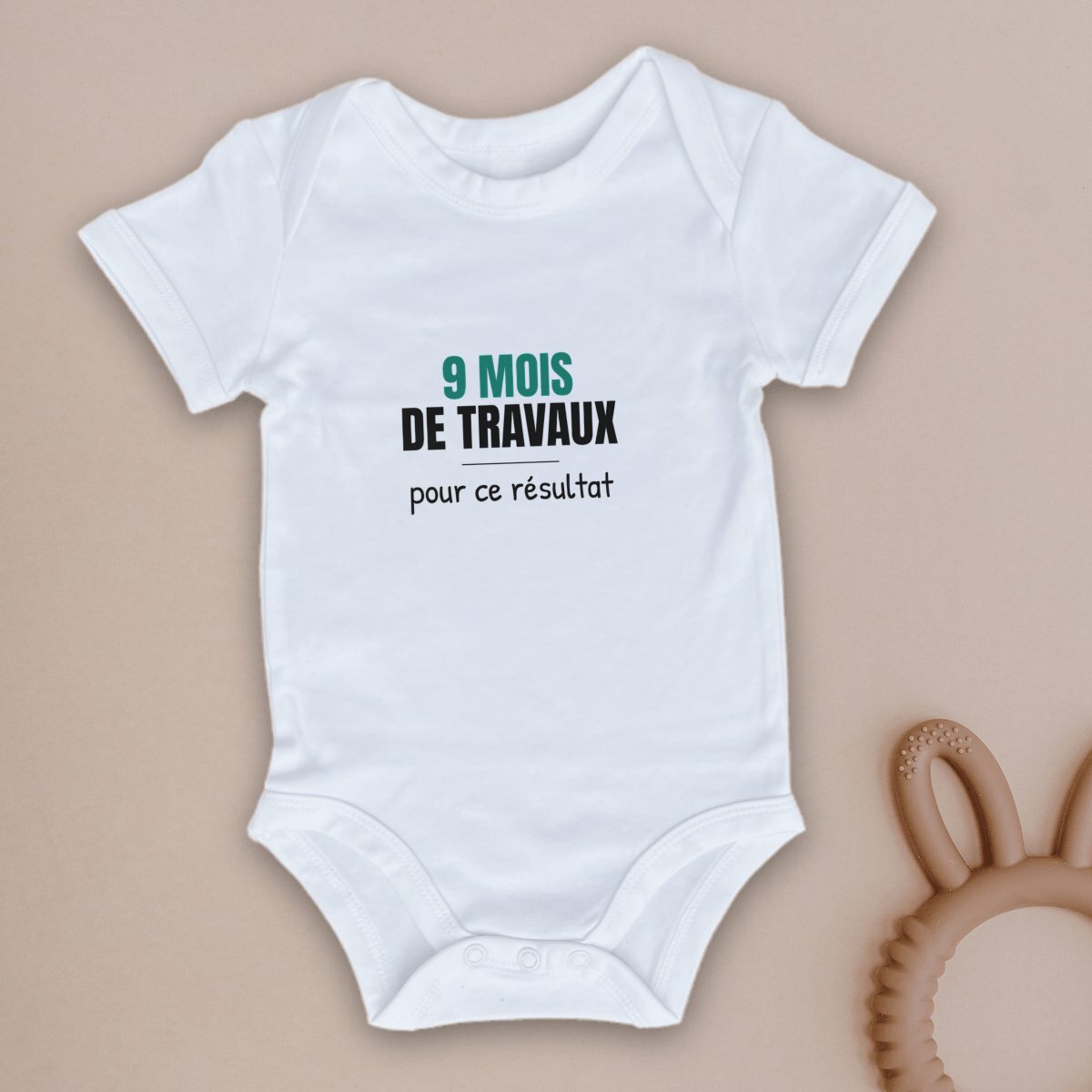 Body bébé naissance « 9 mois de travaux » en coton bio blanc